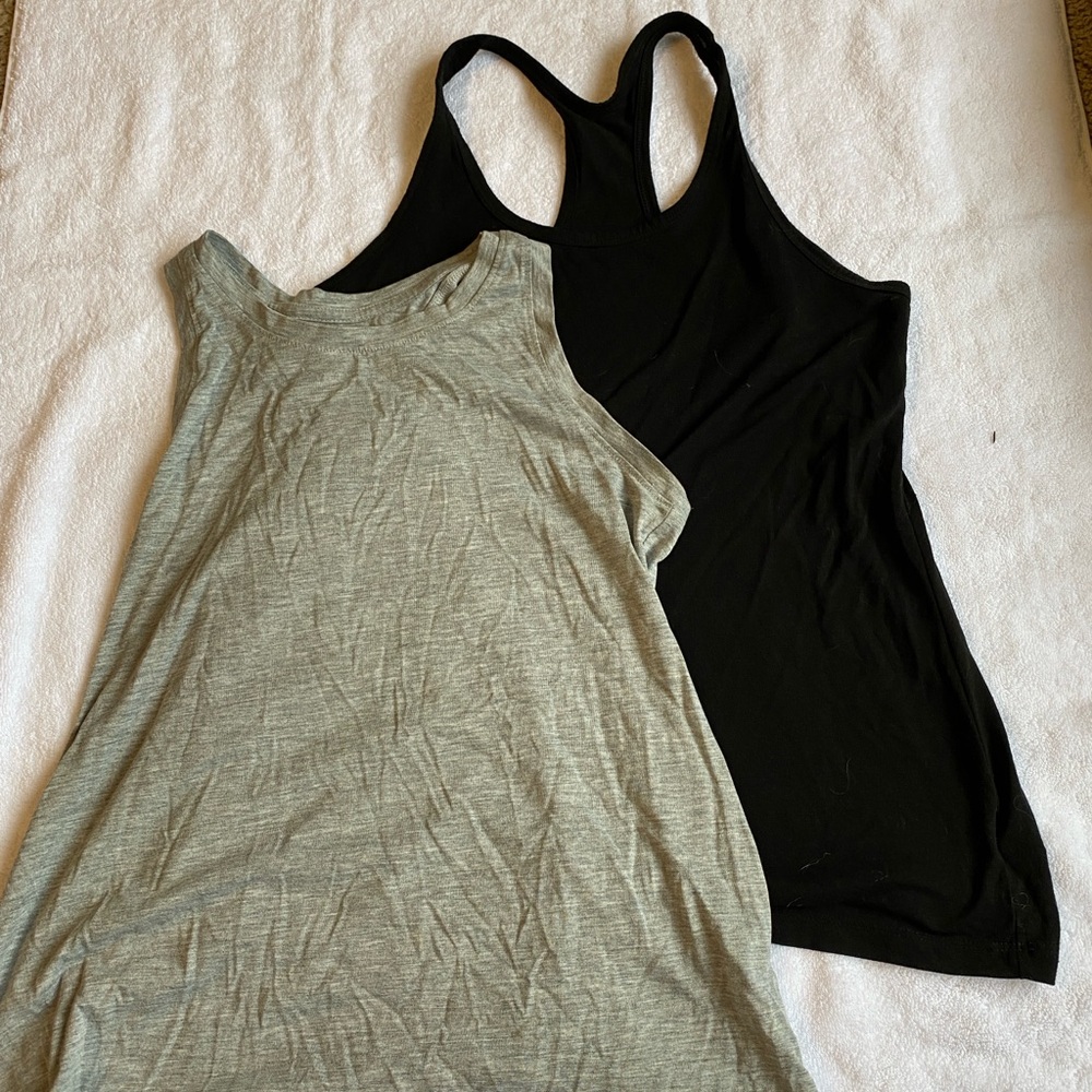 🌺 3/$10 Old Navy Active Women's Black and Gray Tank Tops